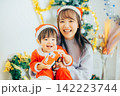 クリスマスパーティーをする親子 142223744