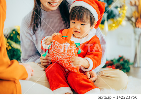 クリスマスパーティーをする親子 142223750