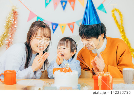 誕生日を祝う家族 誕生日を祝う家族 142223756