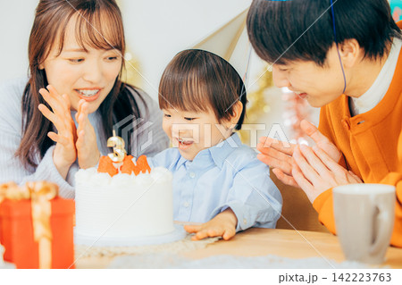 誕生日を祝う家族 誕生日を祝う家族 142223763