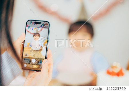 スマホで誕生日を撮影する手元 スマホで誕生日を撮影する手元 142223769