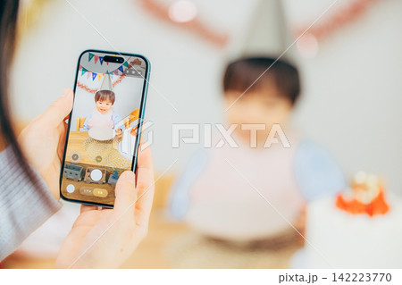 スマホで誕生日を撮影する手元 スマホで誕生日を撮影する手元 142223770