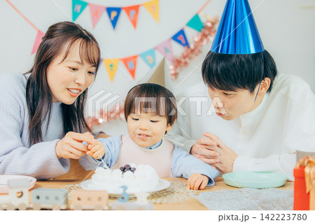 手作りの誕生日ケーキを家族3人で楽しむ親子 142223780