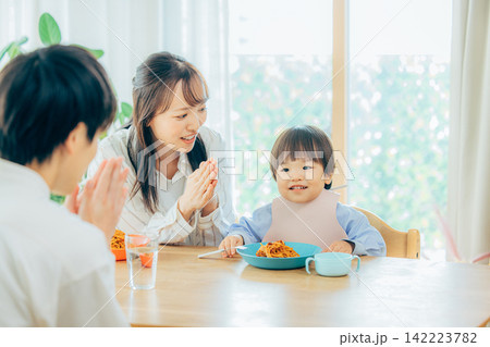家族3人でパスタの昼食を楽しむ親子 家族3人でパスタの昼食を楽しむ親子 142223782