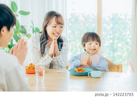 家族3人でパスタの昼食を楽しむ親子 家族3人でパスタの昼食を楽しむ親子 142223783