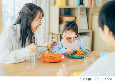 家族3人でパスタの昼食を楽しむ親子 家族3人でパスタの昼食を楽しむ親子 142223788
