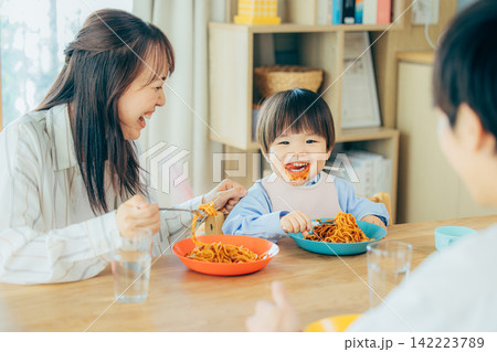 家族3人でパスタの昼食を楽しむ親子 家族3人でパスタの昼食を楽しむ親子 142223789