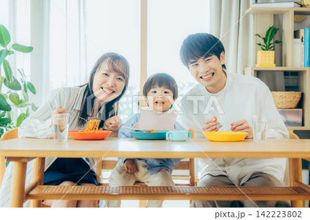 家族3人でパスタの昼食を楽しむ親子 142223802