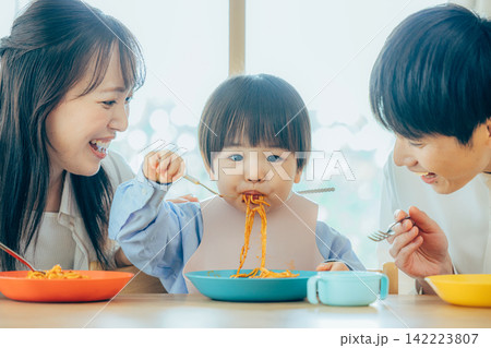 家族3人でパスタの昼食を楽しむ親子 家族3人でパスタの昼食を楽しむ親子 142223807