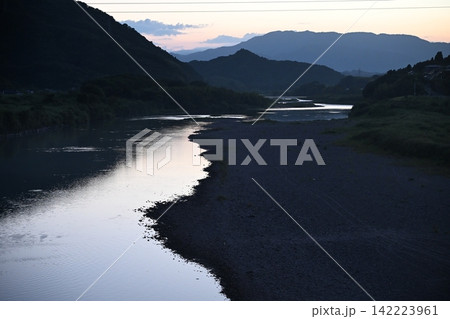 岩熊大橋から夕暮れの五ヶ瀬川を眺める 142223961