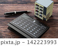 5月の黒いカレンダーとマンションの住宅模型 142223993