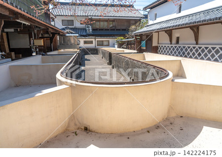 奈良県宇陀市 宇陀松山の町並みの中にある森野旧薬園旧工場の葛の晒し場 奈良県宇陀市 宇陀松山の町並みの中にある森野旧薬園旧工場の葛の晒し場 142224175