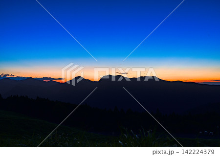グラデーションが美しい夕焼け空　曽爾高原　35mm　上コピースペース　横構図空1/2　WEB向き 142224379