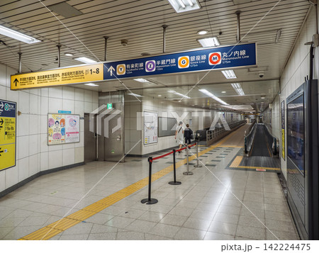 地下鉄駅構内の乗換案内と動く歩道 地下鉄駅構内の乗換案内と動く歩道 142224475