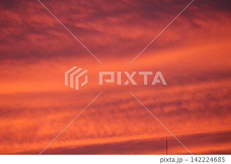 夏の夕暮れ 染まる空 紅蓮 夏の夕暮れ 染まる空 紅蓮 142224685