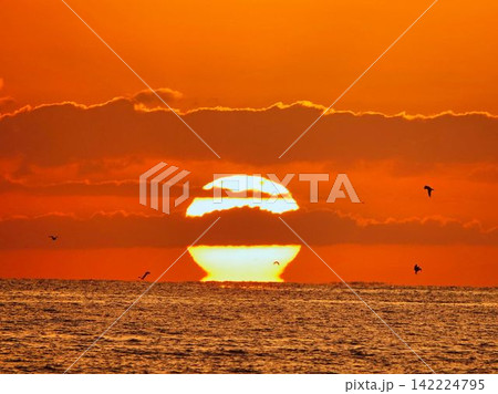 海に沈む夕日 海に沈む夕日 142224795
