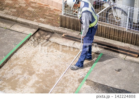 アスファルト舗装　下層路盤　出来形検測　コンベックス　巻き尺　測定器　スケール　道路工事　検査員 142224808