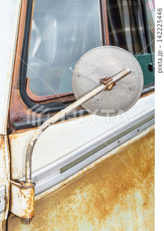 車のさび、きず　Rusty iron plate of an old car 142225446