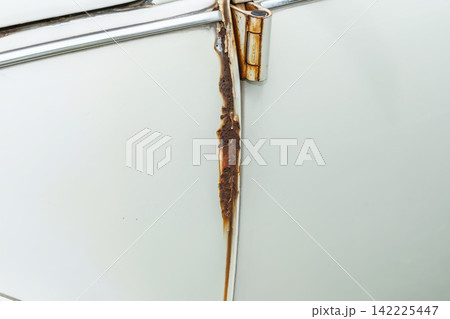 車のさび、きず　Rusty iron plate of an old car 142225447