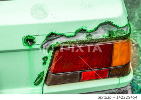 車のさび、きず Rusty iron plate of an old car 車のさび、きず Rusty iron plate of an old car 142225454