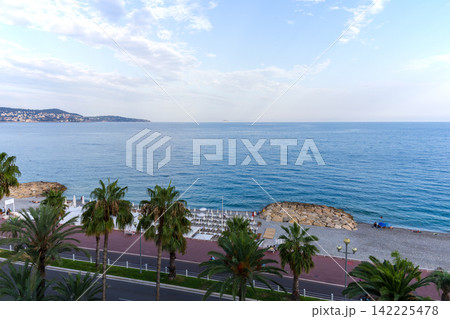 真夏の朝の南フランスのニースの海の風景 真夏の朝の南フランスのニースの海の風景 142225478