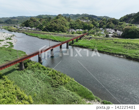 美しい北川と北川橋りょうの春の空撮 142225481