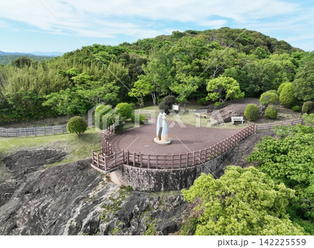 クルスの海近くに在る日向坂を望む春の展望風景 142225559