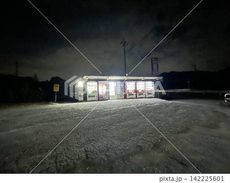 夜の闇に明かりを灯す自動販売機 夜の闇に明かりを灯す自動販売機 142225601
