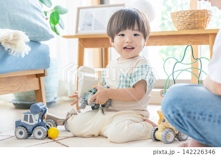 おもちゃで遊ぶ幼児 おもちゃで遊ぶ幼児 142226346