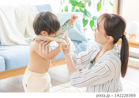 幼児の着替えをするママ 幼児の着替えをするママ 142226369