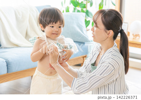 幼児の着替えをするママ 幼児の着替えをするママ 142226371