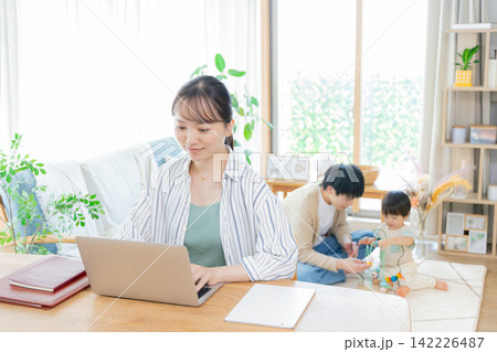 育児しながらテレワークする母親 142226487
