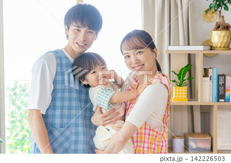 保育士と遊ぶ子ども 142226503