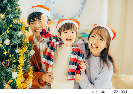 クリスマスツリーの飾り付けをする親子 クリスマスツリーの飾り付けをする親子 142226533