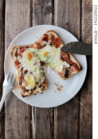 パスタのために作った残りのナスミートソースでピザトースト パスタのために作った残りのナスミートソースでピザトースト 142226622