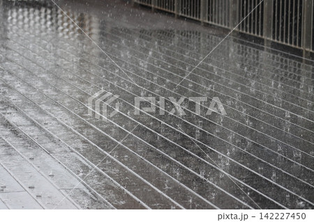大粒の雨に打たれるデッキ 大粒の雨に打たれるデッキ 142227450