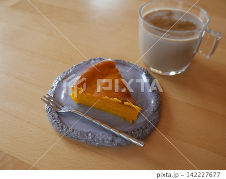 かぼちゃケーキとカフェオレ かぼちゃケーキとカフェオレ 142227677