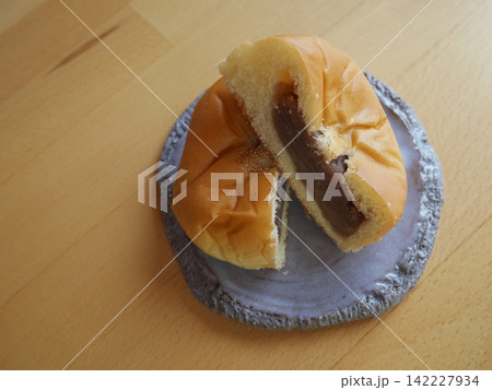 こしあんぱん(断面) こしあんぱん(断面) 142227934