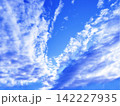 鮮やかな青空とV字に広がる雲 142227935