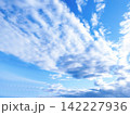 ダイナミックに広がる雲と青空 142227936