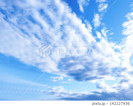 ダイナミックに広がる雲と青空 ダイナミックに広がる雲と青空 142227936