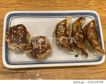 焼きシュウマイと焼き餃子 142228246