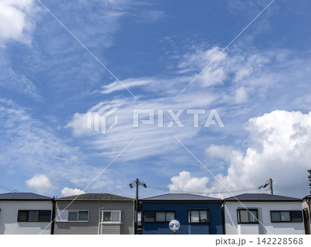 夏の積乱雲と住宅地の風景 142228568