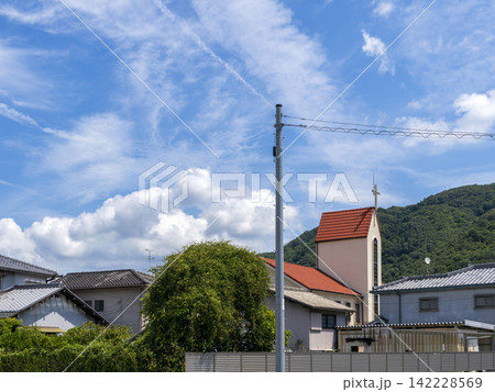 夏の積乱雲と住宅地の風景 142228569
