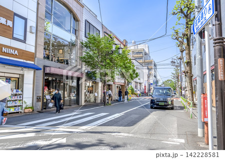 東京都世田谷区 成城学園前駅前の成城通り 東京都世田谷区 成城学園前駅前の成城通り 142228581