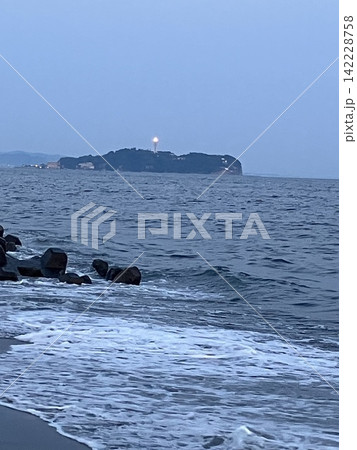 海に浮かぶ江ノ島 142228758