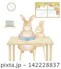 秋の休日、家で一緒に本を読むうさぎの親子のほっこり水彩イラスト。親子の学習・読み聞かせのテーマ。 142228837