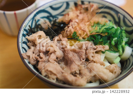 牛肉うどんの丼アップ ねぎと海苔と天かすをのせた麺料理 牛肉うどんの丼アップ ねぎと海苔と天かすをのせた麺料理 142228932