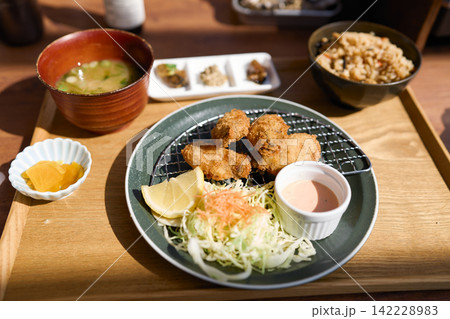 牡蠣フライ定食 味噌汁と炊き込みご飯付きの和食セット 牡蠣フライ定食 味噌汁と炊き込みご飯付きの和食セット 142228983