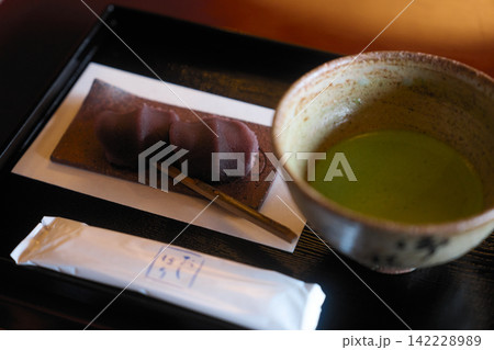 抹茶と二つの和菓子 黒文字を添えた甘味処のデザート 抹茶と二つの和菓子 黒文字を添えた甘味処のデザート 142228989